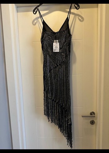 Zara Siyah İşlemeli Drapeli Uzun Abiye Elbise - Görsel 6