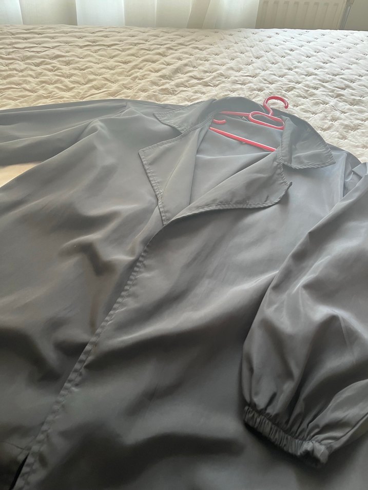 Siyah paraşüt kumaş trençkot - Görsel 2