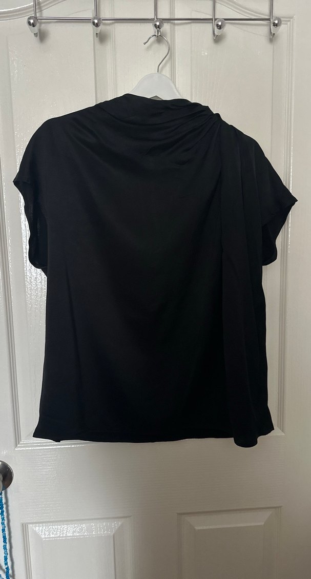 Siyah Kısa Kollu Dökümlü Kadın Bluz - Görsel 2