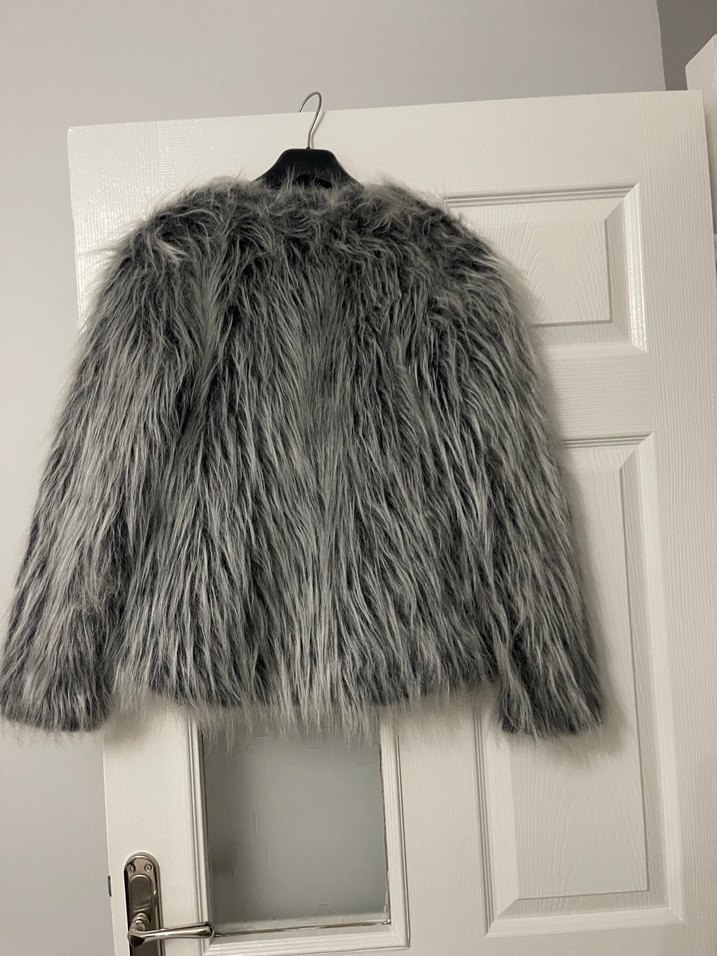 Gri Uzun Kollu Suni Kürk Ceket 38 bedenede uygundur - Görsel 2