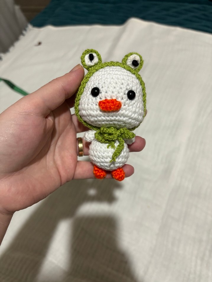 Renkli Kurbağa Şapkalı Beyaz Amigurumi Oyuncak - Görsel 2