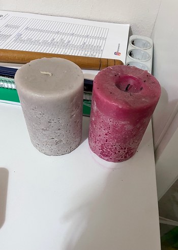 Beyaz ve Gri Silindir Mumlar