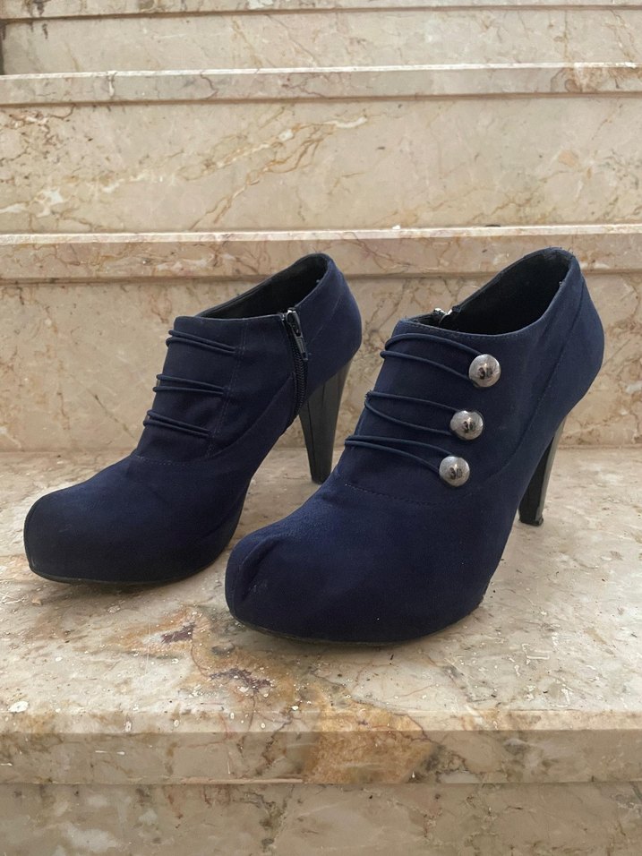Düğmeli Lacivert Süet Topuklu Kadın Bot - Görsel 2
