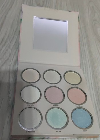 Essence Essence Daydream Çok Renkli Far Paleti