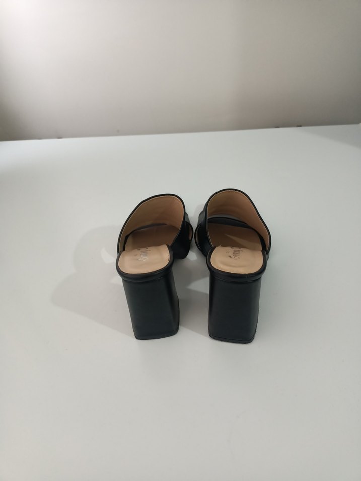 Kadın Siyah Topuklu Terlik - Görsel 4