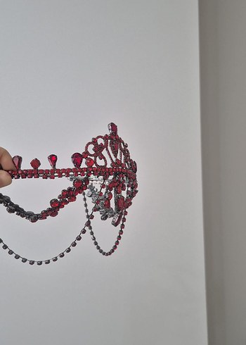 Kırmızı Zincir Detaylı Gotik Taç bir kere kullanıldı - Görsel 2