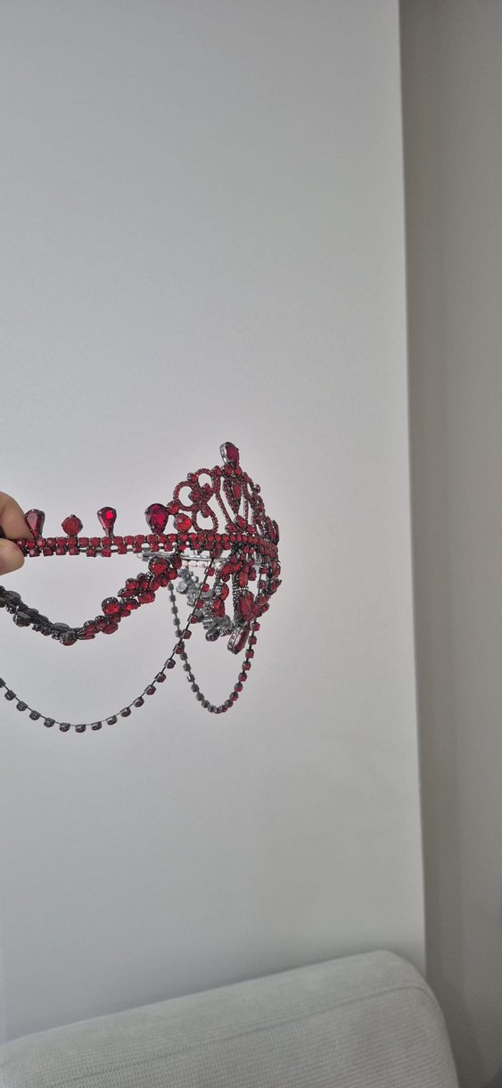 Kırmızı Zincir Detaylı Gotik Taç bir kere kullanıldı - Görsel 2