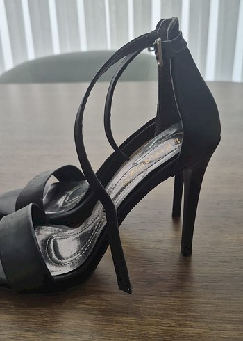Kemerli Siyah Stiletto Topuklu Ayakkabı bir kere giyildi - Görsel 3