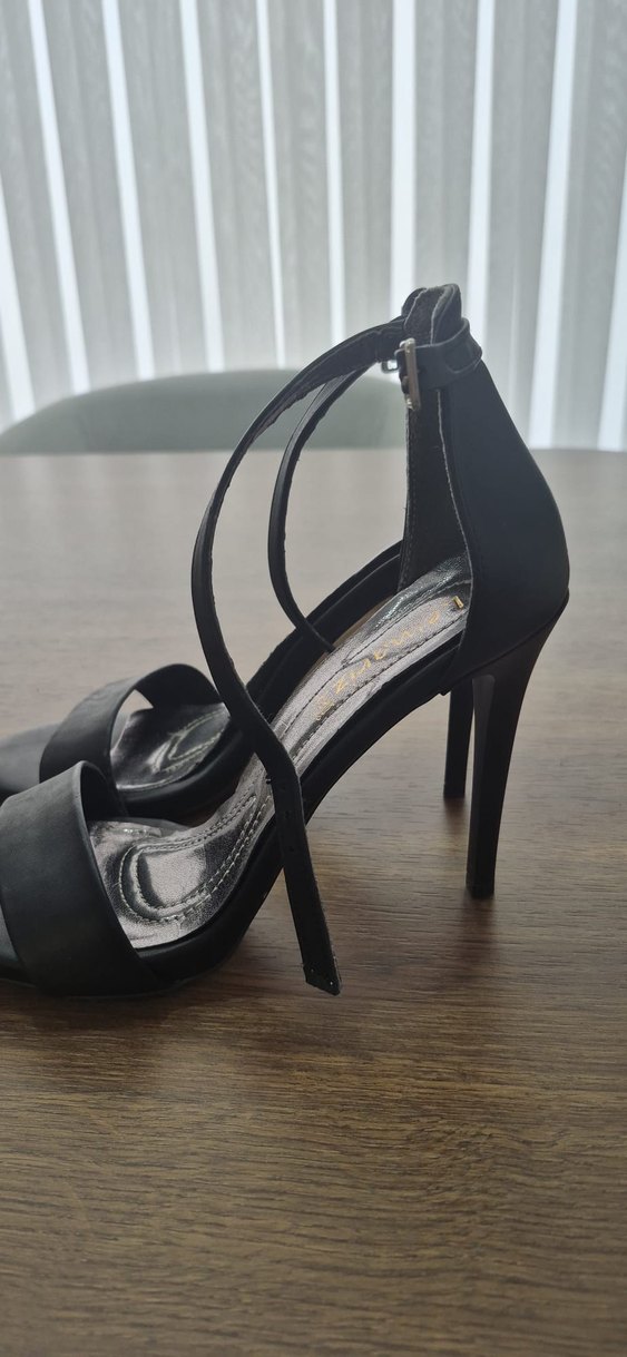 Kemerli Siyah Stiletto Topuklu Ayakkabı bir kere giyildi - Görsel 3