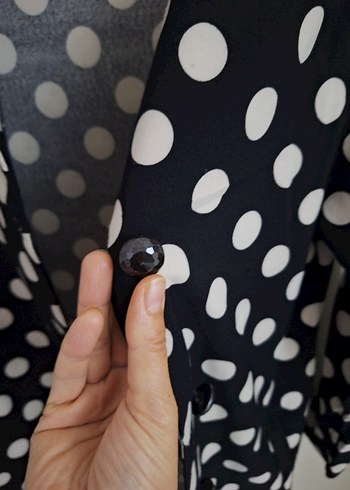 Düğmeli Siyah Puantiyeli Uzun Kadın Kaban - Görsel 4