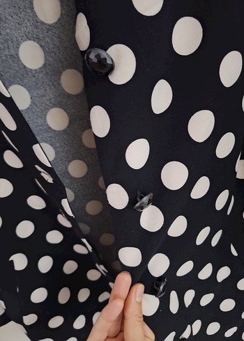 Düğmeli Siyah Puantiyeli Uzun Kadın Kaban - Görsel 3