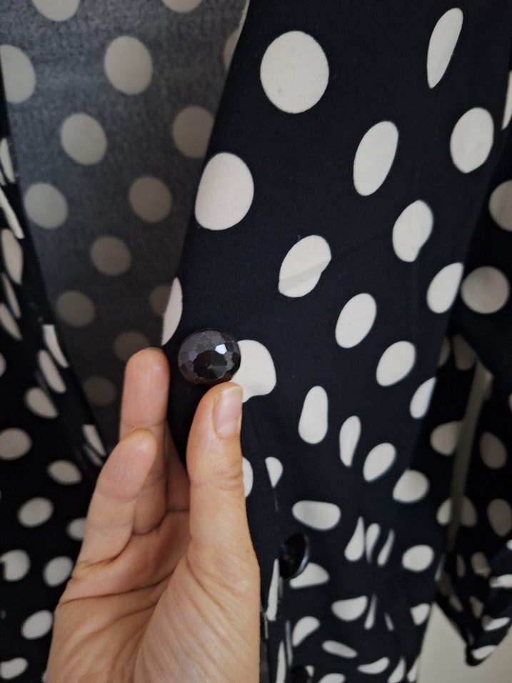 Düğmeli Siyah Puantiyeli Uzun Kadın Kaban - Görsel 4