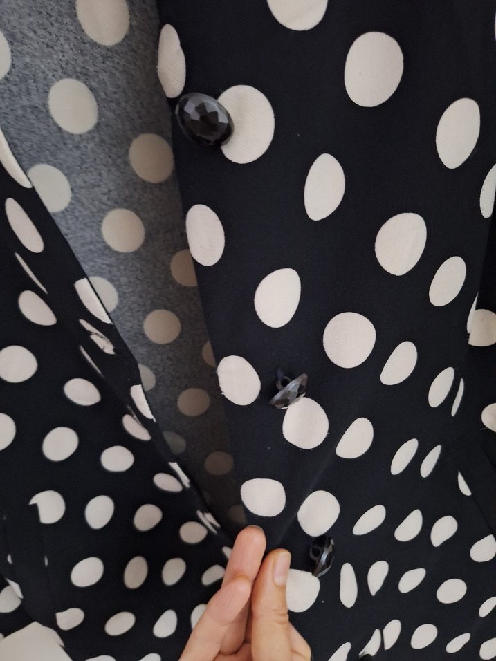 Düğmeli Siyah Puantiyeli Uzun Kadın Kaban - Görsel 3