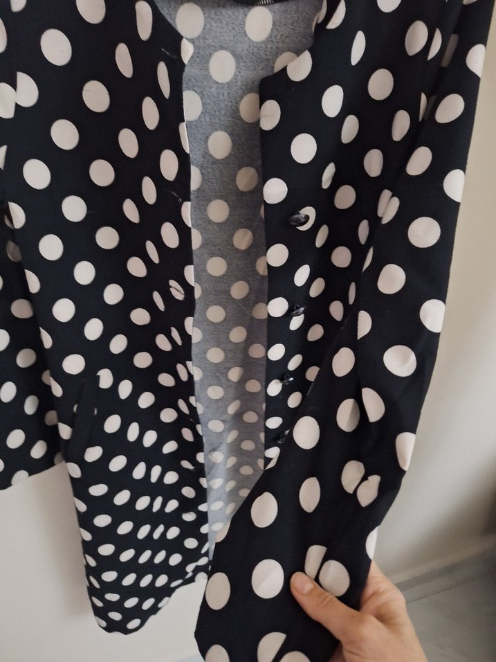 Düğmeli Siyah Puantiyeli Uzun Kadın Kaban - Görsel 2