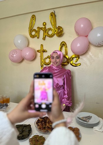 Armine Bride to be bekarlığa veda elbise pembe saten abiye