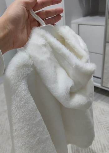 Kız Çocuk Beyaz Kürklü Kapüşonlu Panço - Görsel 4