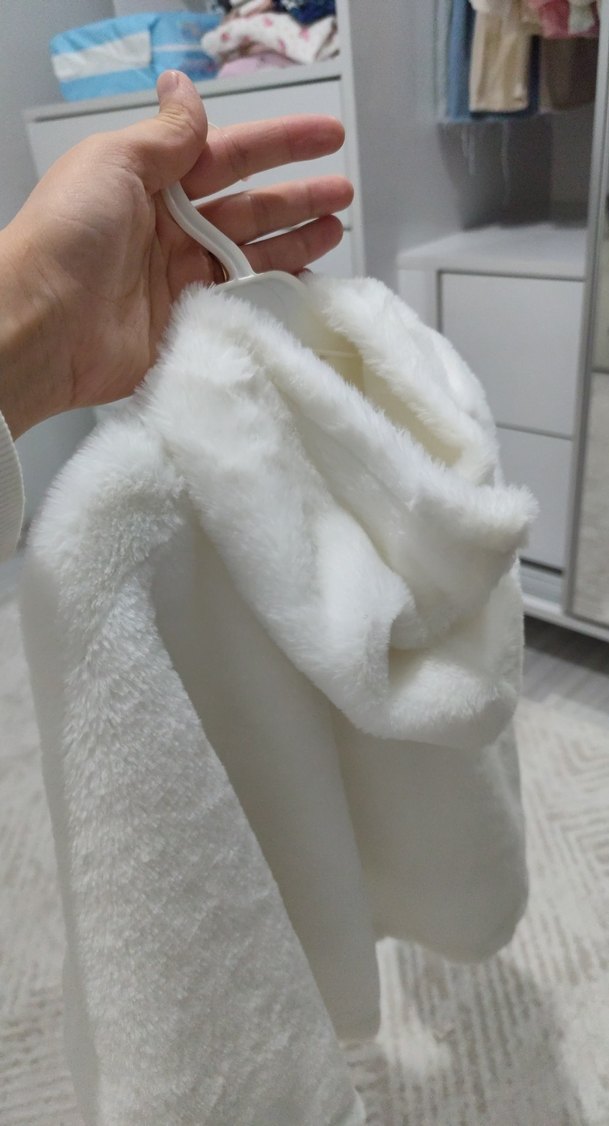 Kız Çocuk Beyaz Kürklü Kapüşonlu Panço - Görsel 4