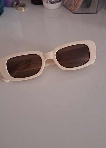 Diğer Bej Minimalist Kadın Güneş Gözlüğü