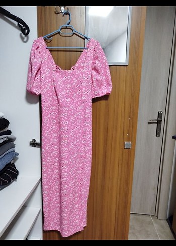 Pembe elbise