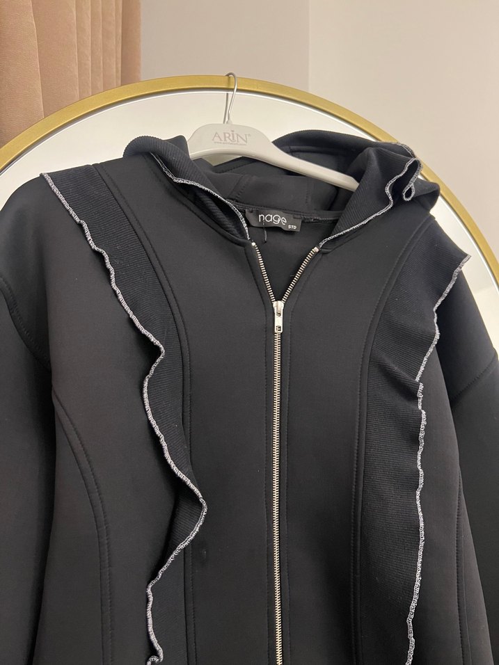 Siyah Kapüşonlu Fırfırlı Kadın sucuba kumaş - Görsel 4