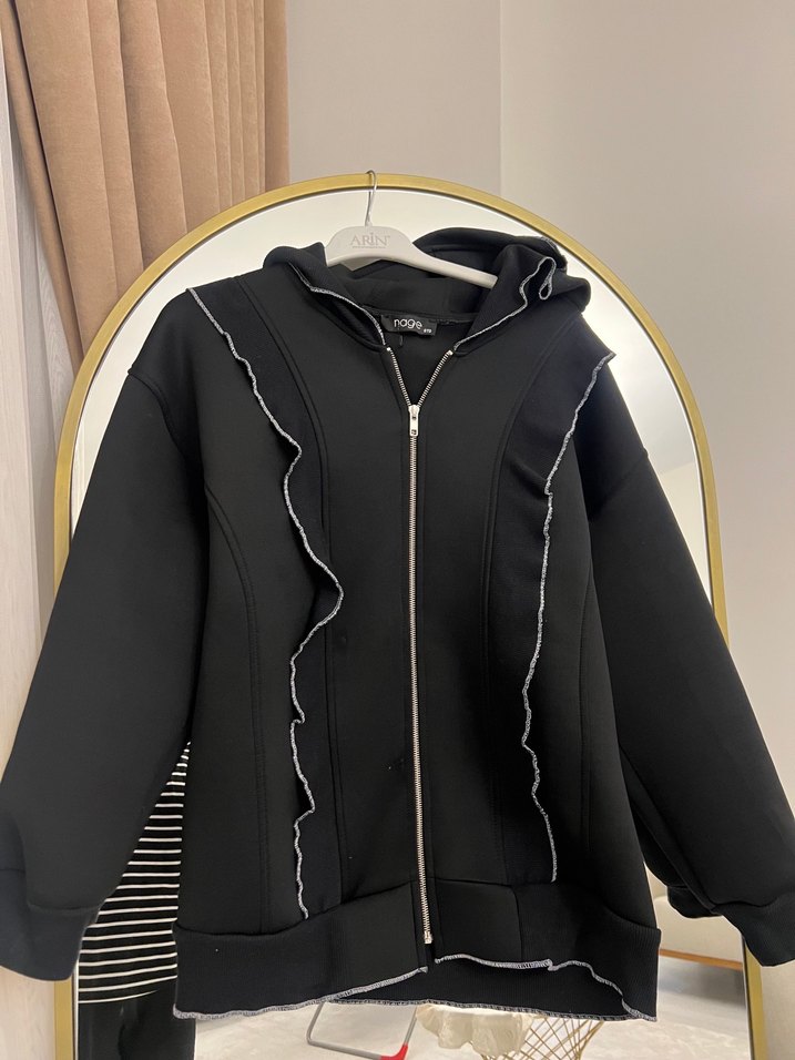 Siyah Kapüşonlu Fırfırlı Kadın sucuba kumaş - Görsel 3