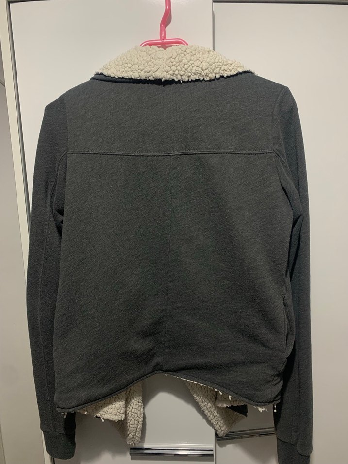 peluş detaylı hırka — görsel 2/3