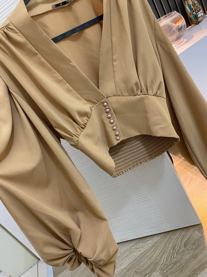 Bej V Yaka Düğmeli Kadın Bluz - Görsel 2