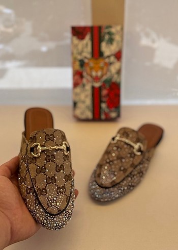 Gucci siyah detaylı terlik