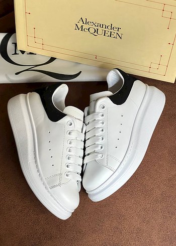 Alexander McQueen Alexcander Mcquuen beyaz siyah detaylı spor ayakkabı