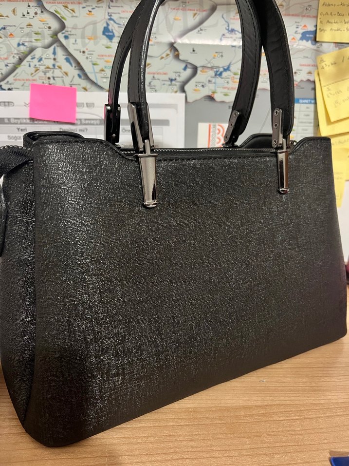 Siyah Parlak Deri Tokalı Kadın Çantası - Görsel 2