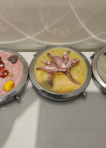 Renkli Çiçek Detaylı Çelik Makyaj Aynası