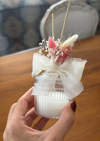 hediyelik Beyaz Mum ve Pastel Kurutulmuş Çiçek Süslemeli