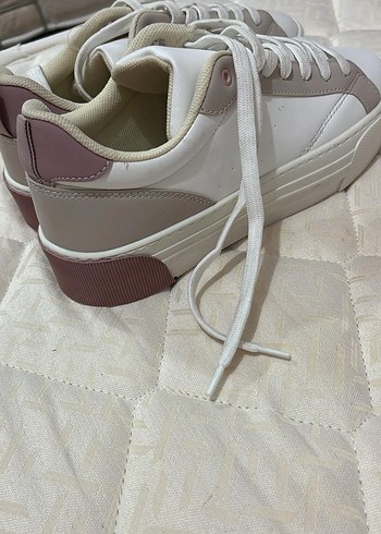 Beyaz ve Pastel Renkli Bağcıklı Stiletto Topuklu Spor Ayakkabı