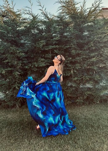 Uzun Drapeli Mavi Tie-Dye Straplez Abiye - Görsel 2