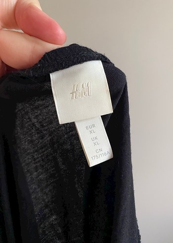 Siyah Düğmeli Uzun Kollu Omzu Açık Bluz