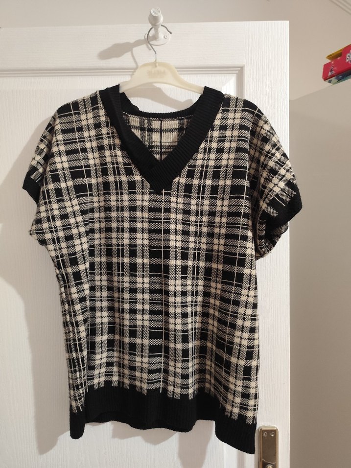 V Yaka Gri Kareli Kadın Süveter - Görsel 2