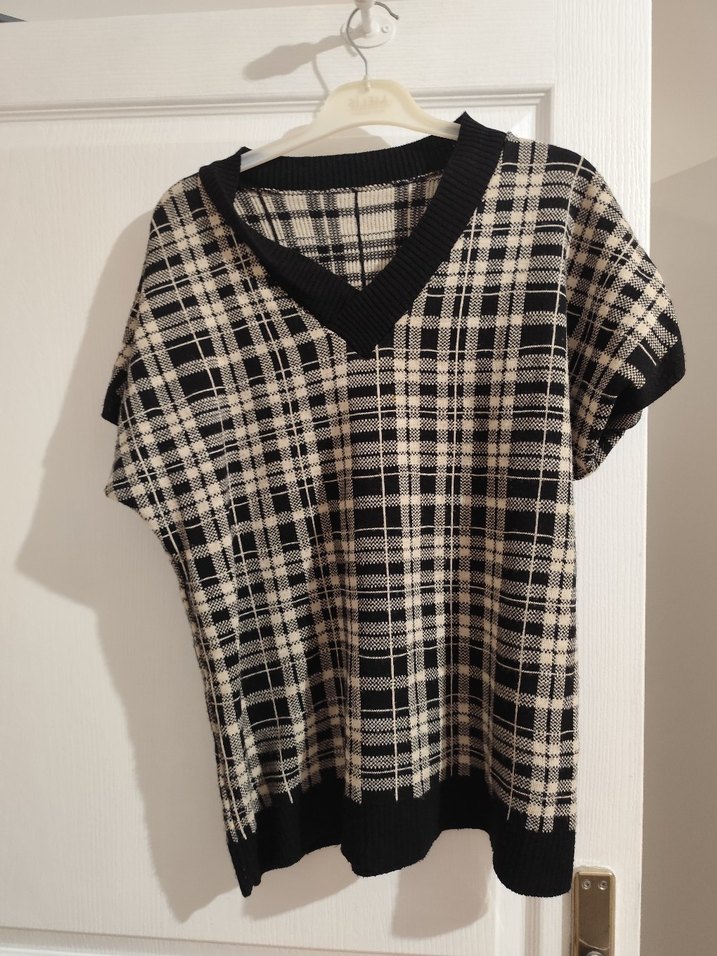 V Yaka Gri Kareli Kadın Süveter - Görsel 3