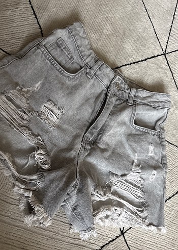 Gri Yırtık Mini Kadın Denim Şort - Görsel 2