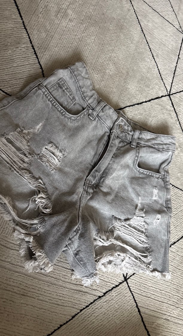 Gri Yırtık Mini Kadın Denim Şort - Görsel 2