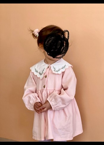 Nakışlı Yakalı Düğmeli Pembe Kız Elbisesi