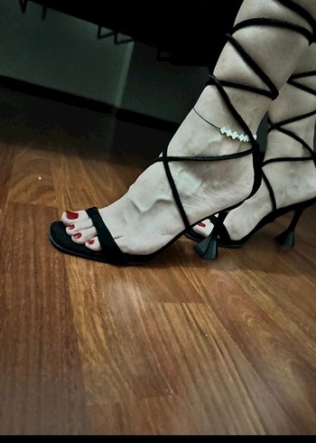 37 Beden Siyah Yılan Desenli Bağcıklı Stiletto