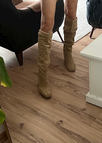 Bej Süet Kadın Diz Üstü Pliseli Bot - Görsel 3