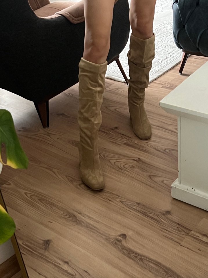 Bej Süet Kadın Diz Üstü Pliseli Bot - Görsel 3