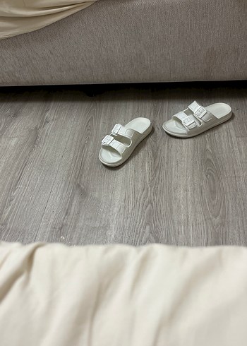Beyaz Tokalı Minimalist Kadın Terlik