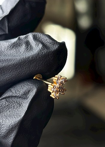 Altın Renkli Çiçek Desenli Piercing - Görsel 2