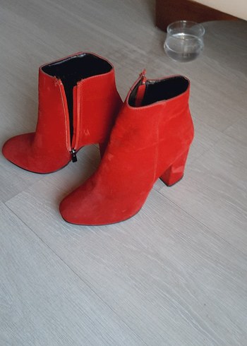 Kırmızı Süet Fermuarlı Kadın Topuklu Bot
