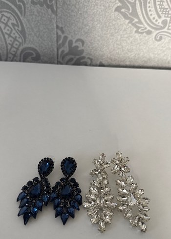 Kısa Mavi ve Beyaz İşlemeli Küpeler