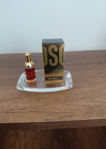 Moschino pour femme edt 4ml dokme baslik