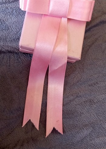 Pembe Kurdeleli Kadın Broş