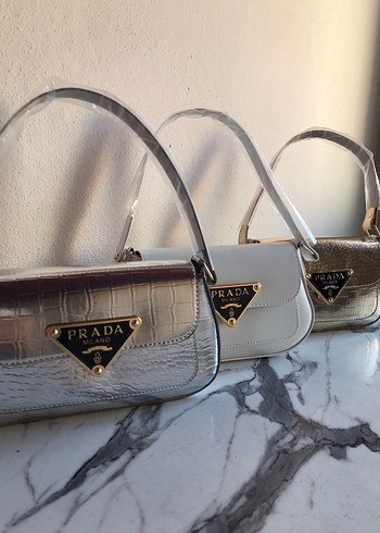 Beyaz Parlak Deri Prada Kadın Çanta 3 rengiyle stoklarda